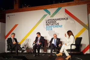 El Canciller argentino en un panel junto a su par de México, Marcelo Ebrard Casaubón y el CEO de Siemens, Joe Kaeser. Moderación: Pia Castro, periodista argentina de Deutsche Welle.